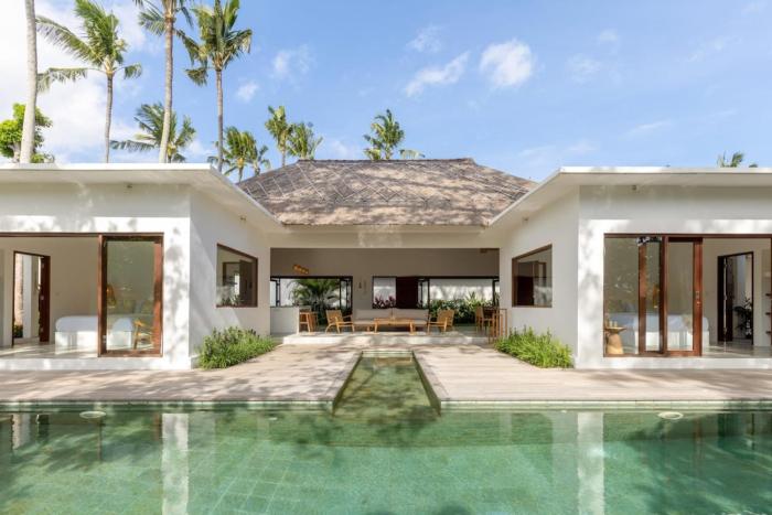 Villa Lumahi Tiga - 2BR Luxury Haven, Walking Distance to Seseh Beach