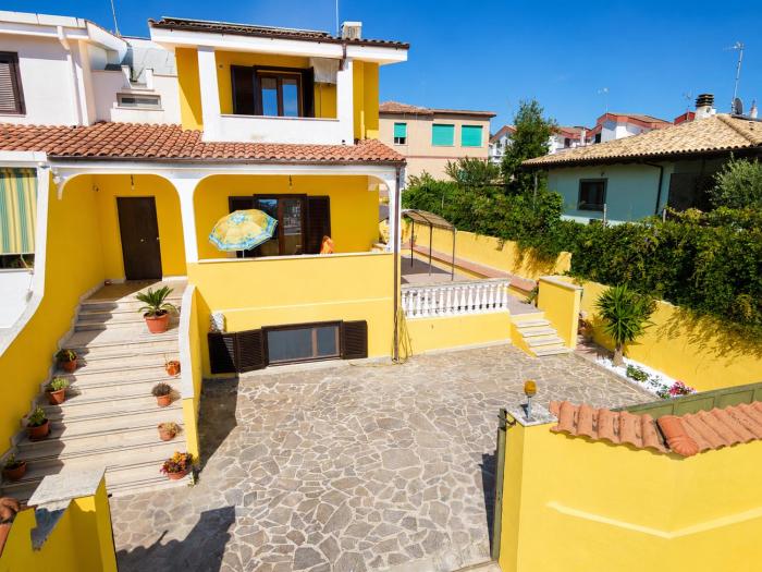 LALLOGGIO DEL SOLE APARTMENTS - elegant and welcoming residence with independent apartments, shared patio and parking area, near the beach and train station with hourly trains to Rome - Lido delle Sirene, Anzio