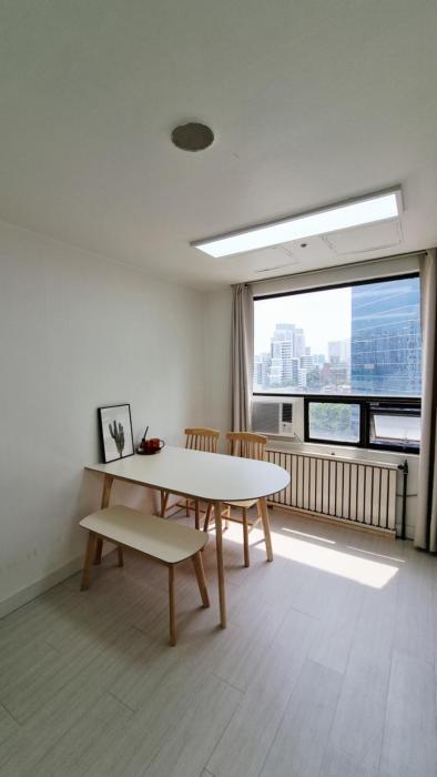 Mapo Station 2min, Spacious 2 Rooms, Queen Bed, 15min to Hongdae, Yeouido, Gwanghwamun by Subway