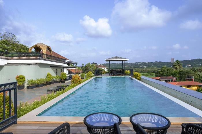 Modern 1BHK with Rooftop Pool Near Candolim Beach by HIREAVILLA