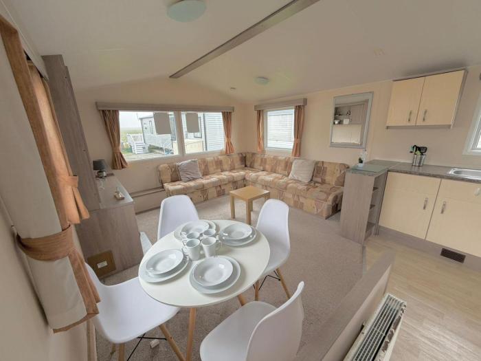 Modern 8 Berth Caravan At Seawick Holiday Park In Clacton-On-Sea Ref 27013S
