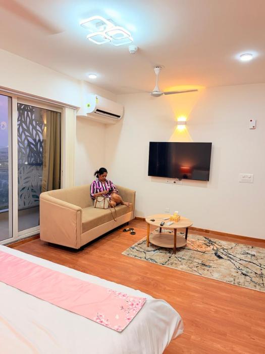 Premium Studio near Expo Mart , Pari Chowk , Kitchen , WiFi, Google TV, Pool