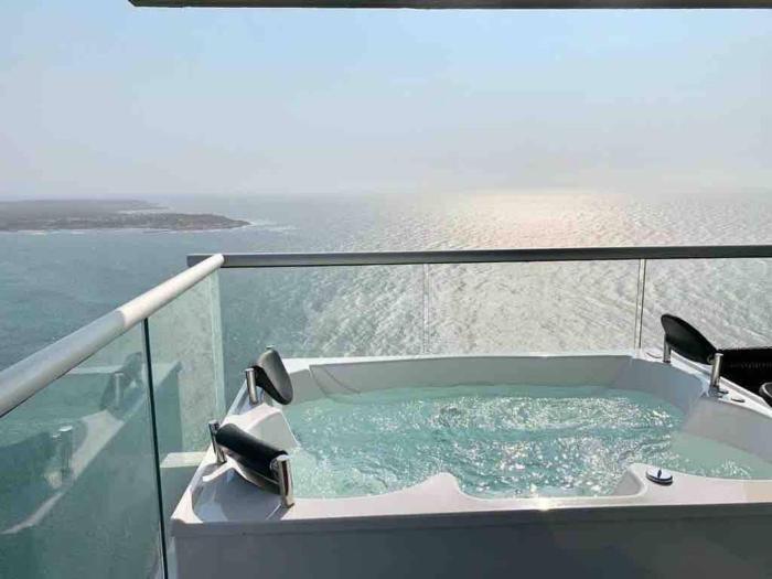3 Bedroom Sunset penthouse private jacuzzi