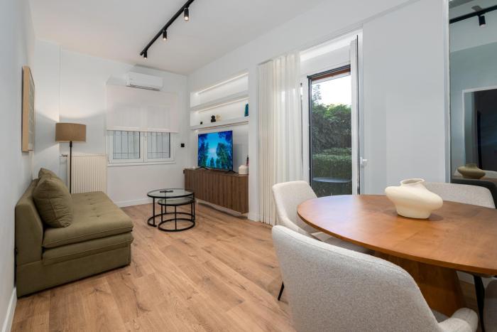 Luxury Glyfada flat steps from sea & main market