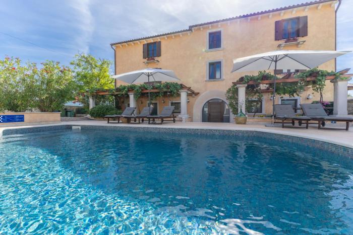 Villa Christina with Pool, Jacuzzi and Sauna