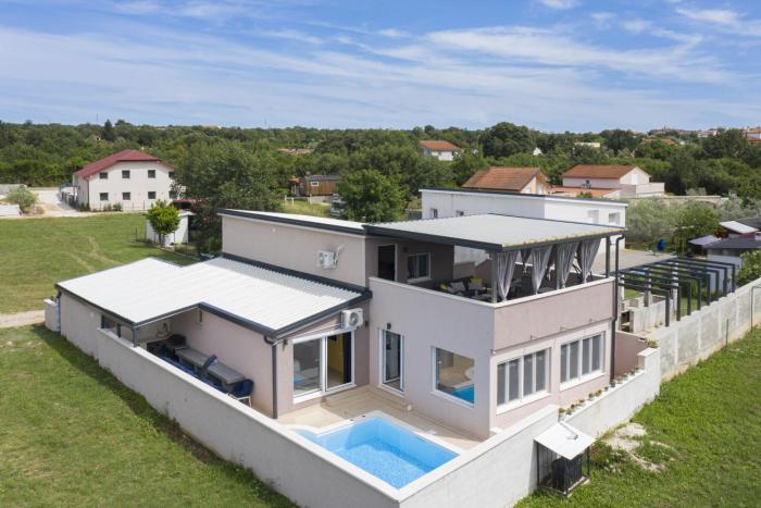 4-bedroom villa with pool in Peroj