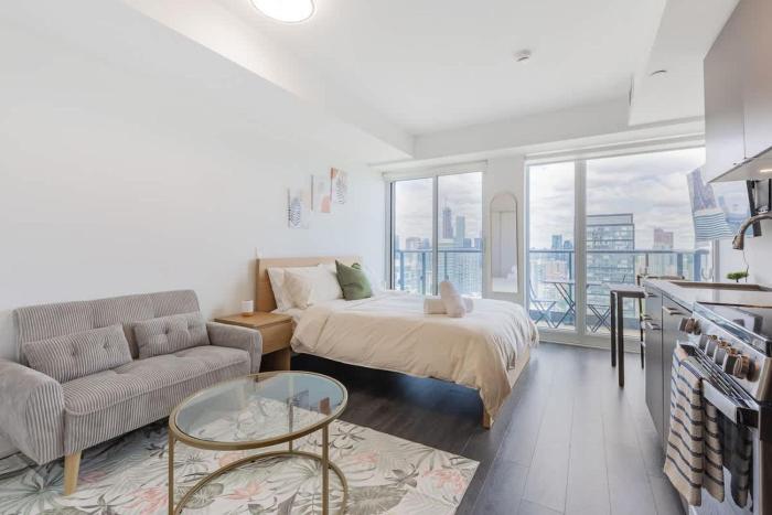 Downtown Toronto Studio with City View Balcony