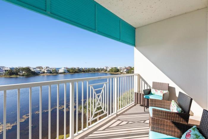 Newly renovated fourth-floor studio w spectacular views shared hot tub & pool