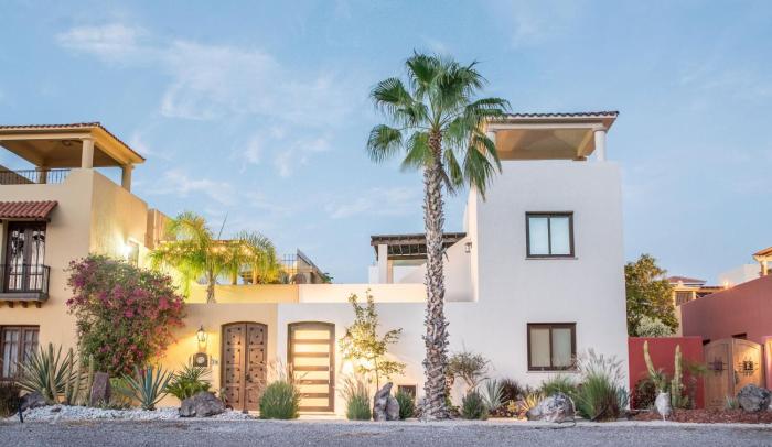 Casa del Gallo-Home in Loreto bay- Baja reimagined! steps from Community Pool