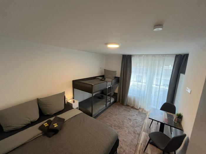 City Hub Room 24 - mit Balkon - Coffee for free -