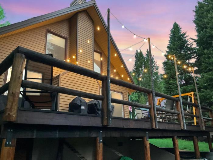 KABINO: NEW! Hot tub DogsOK Fire Pit On trails 20 min to Yellowstone