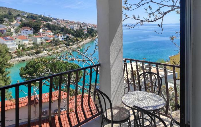 2 Bedroom Nice Apartment In Okrug Gornji
