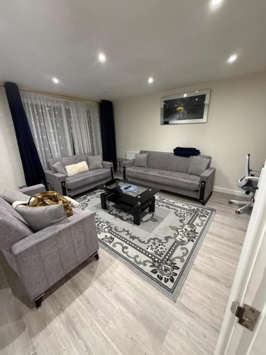 3bed 2bath House-Free Parking-Fast WiFi-Garden-Entire Home-2mins from Train Station-Sleeps 6