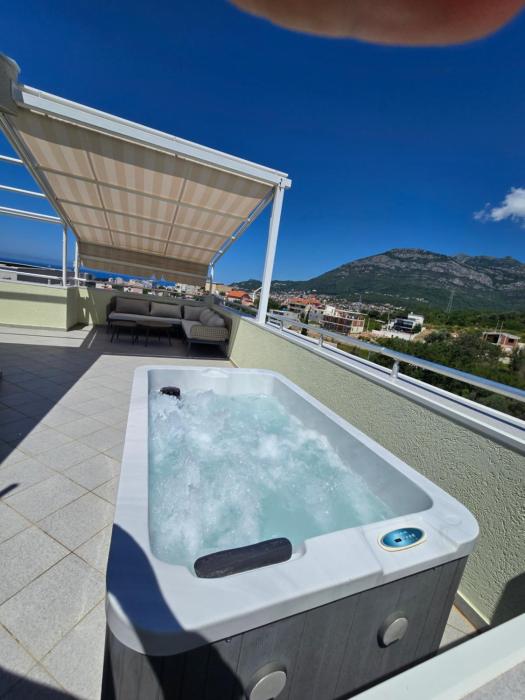 Villa with 4 bedrooms, jacuzzi and panoramic view of city and sea