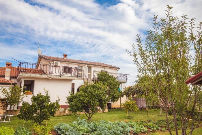 Apartments with parking space Zambratija, Umag - 27202
