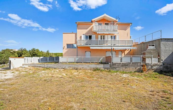 1 Bedroom Amazing Apartment In Rogoznica