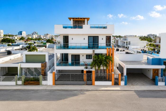 Luxury 8-bed villa, pool & ocean view