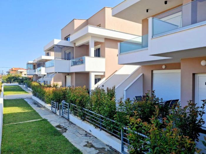 Paralia Ofriniou Iro Residence - Starlink net, Courtyard, Naturally Shaded Terrace, 100m from Beach and Top Taverns