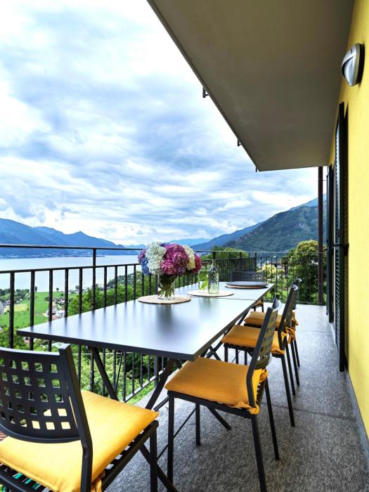 Sunny View Lake Como Apartment- Trilo