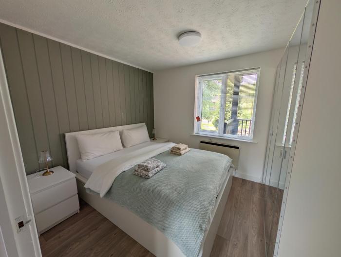 Modern 2-bed flat near QMC and city centre, with private garage