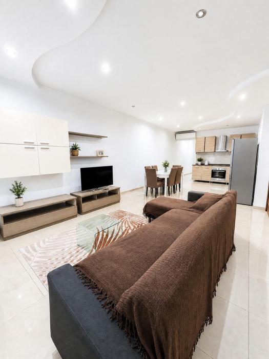 Spacious 3-Bedroom Apartment with Balcony, Prime Location, 5-Min Walk to Seafront