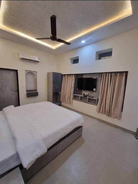 Green Villa - Entire Villa, Family Suites, Luxury Rooms with Kitchen at peaceful location -200 mtrs away from Bus Stand -500 mtrs from Udaipur Railway Station