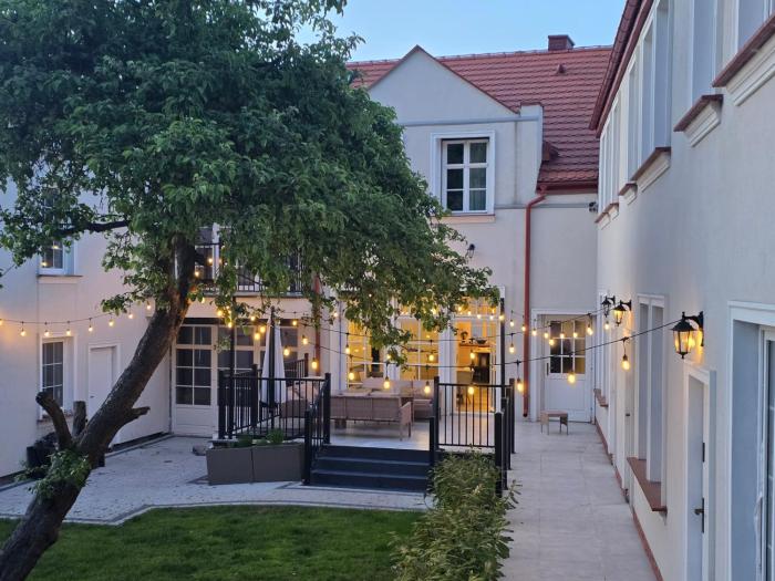 Mond Manor