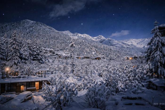 Hotel Old Manali with Balcony, Mountain and River View