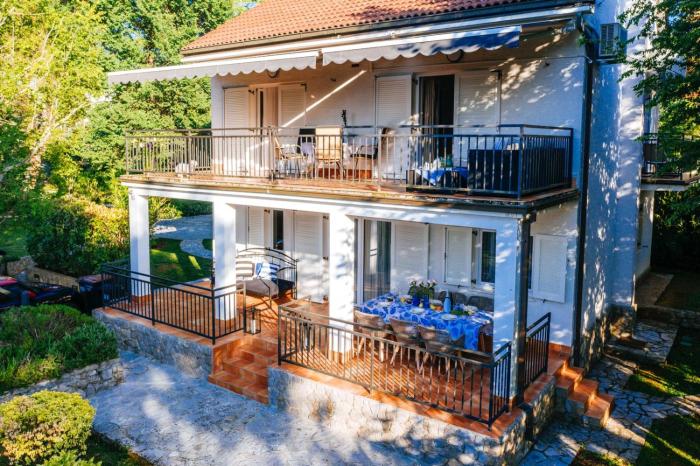 Holiday House Serenity with Garden & BBQ in Malinska, otok Krk