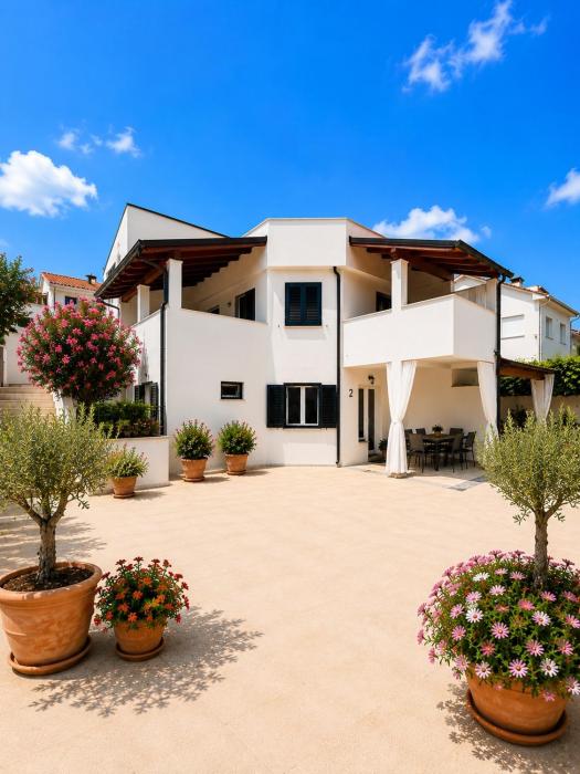 Casa Mira Apartments
