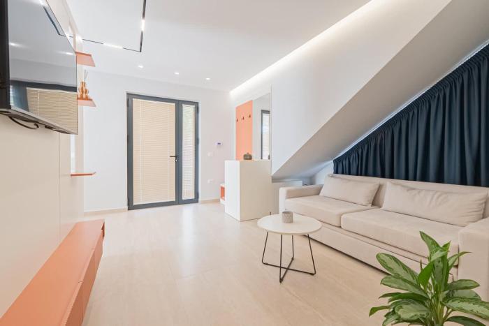 Luxury Apartment with Shared Pools - Evianamar II