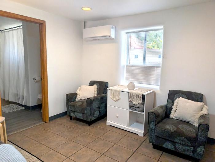 Downtown District Modern Apt Yard WiFi King Bed