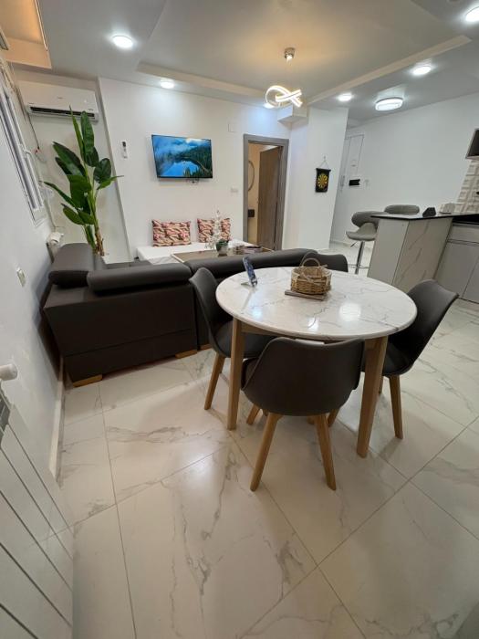 Nouveau luxueux & Chic F2 Appartement avec Parking surveillé près lAéroport