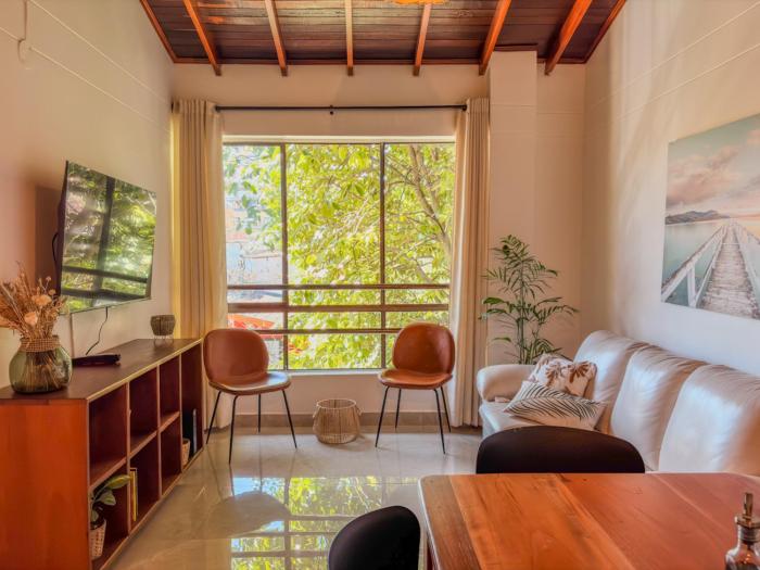 Warm Tropical Flat in Manila, Green Views & 3 Queen Beds