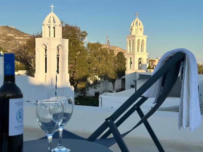 1912 Heritage Residence Santorini, Main Square