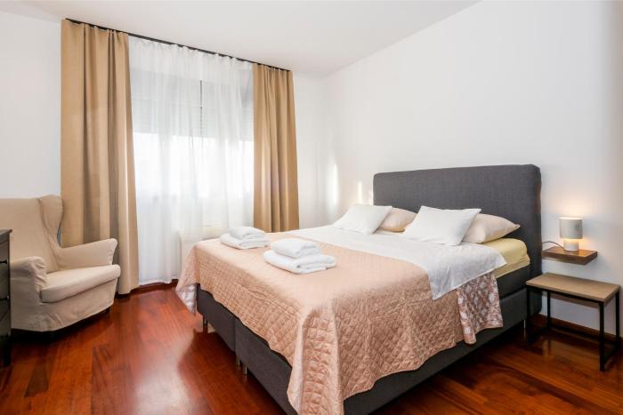 Airy 2-BR Apt w Open Layout & Modern Design
