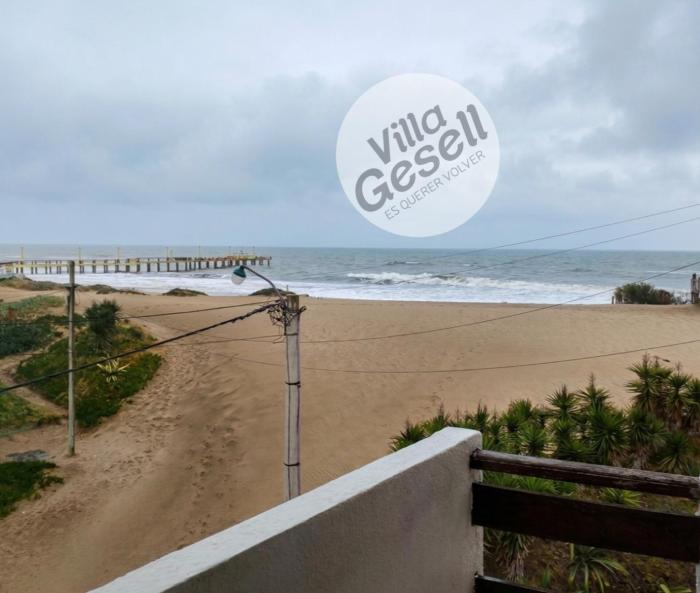 Bright beachfront apartment with ocean view