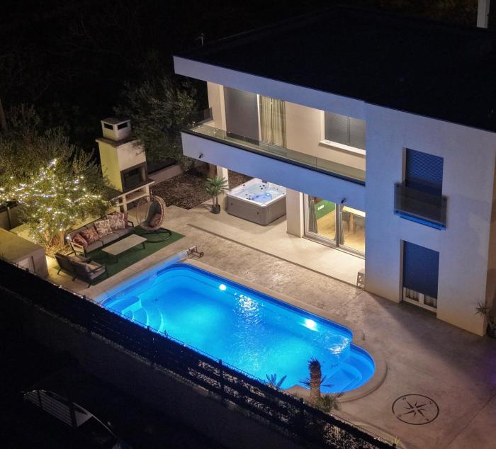 Sunluxvilla 4BR Heated Pool Jacuzzi Sauna - self check in