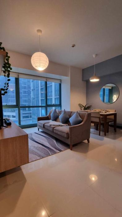 Elegant Modern 2-BR Central BGC near Malls & Cafes
