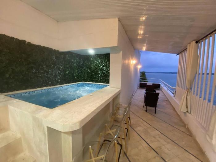 1 bedroom private jacuzzi and direct beach access