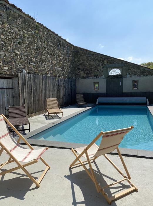 Chambre studio au Bord de la Piscine chauffée et privée pour vous le soir !