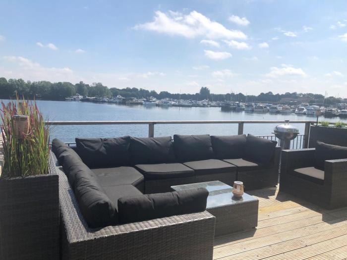 Luxe watervilla met eigen aanlegsteiger geschikt voor maximaal 6 personen in recreatiegebied de Gouden Ham in Maasbommel