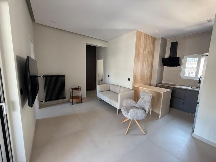 Top Floor Apt - 5 min to Metro, 5 min to Sea