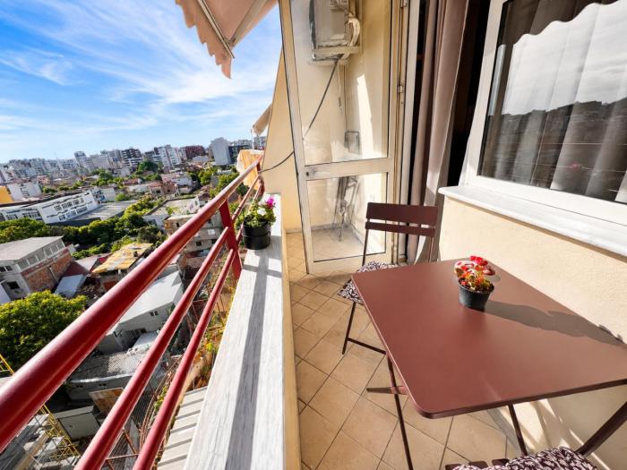 Compact Studio with Sunset View - sleeps 3
