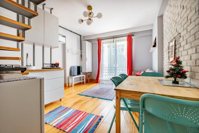 Stylish Triplex with Private Terrace - Elevator on Every Floor
