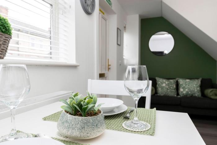 Amazing house with central location TV downstairs and in bedroom super fast WiFi and crisp white hotel linen hosted by Our Home Short Stays