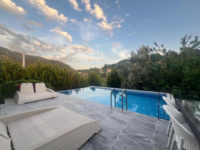Villa Rose Garden with Private Pool And Jacuzzi