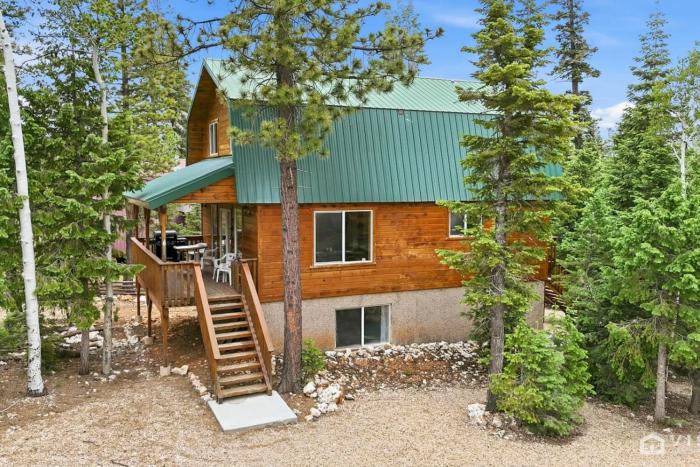Basecamp Adventures with Firepit, BBQ, Sleeps up to 15
