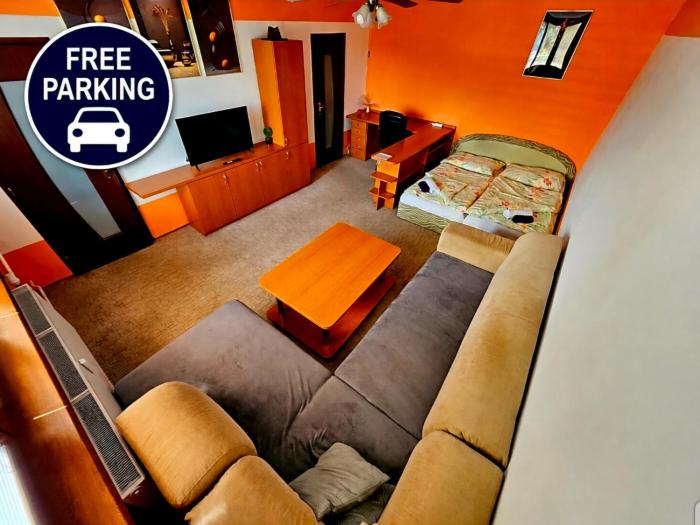 WOLF APARTMAN Luxusné ubytovanie s plnou výbavou s Bezplatným parkovaním SMART TV a Optickým Internetom Priamo v Považskej Bystrici Tichá lokalita s Všade blízko Vhodné pre Jednotlivcov Rodiny Pracovné cesty Turistiku aj Oddych Plne vybave