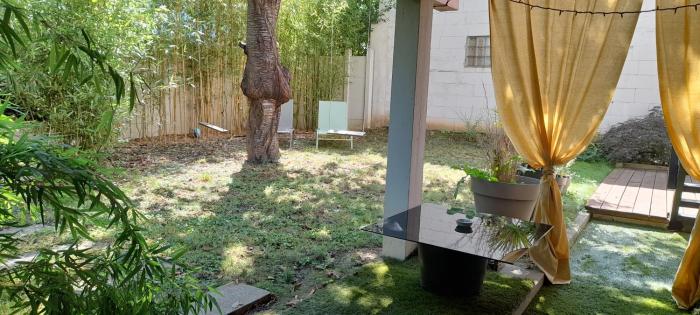 2 pièces de plain-pied avec parking et jardin au calme